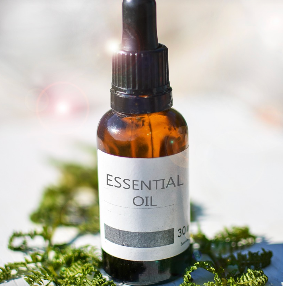 La vérité sur les huiles essentielles et la peau sensible